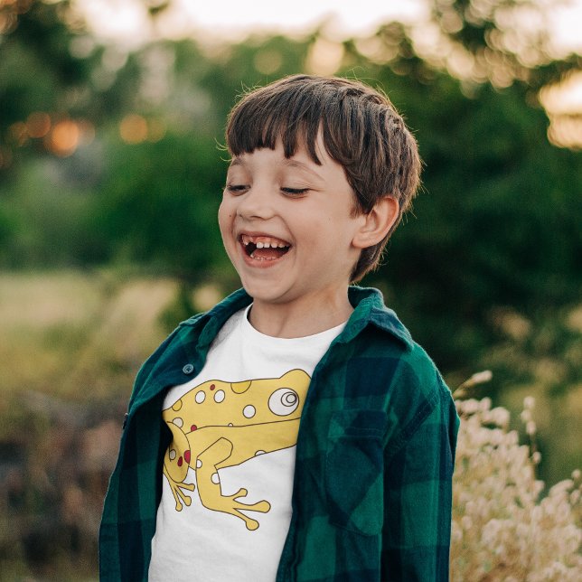 Camiseta Sapo ouro (Broken tooth kid smiling and posing in blue shirt over golden frog t-shirt  )