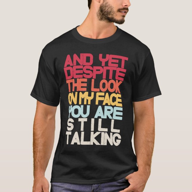 Camiseta Sarcasmo Sarcástico E Mesmo Assim Apesar Da Olhada (Frente)