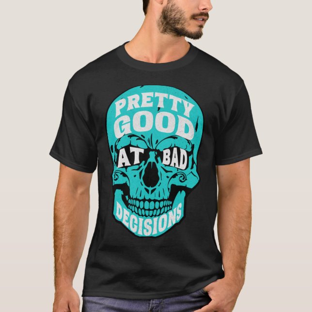 Camiseta Sarcastic Humor Pretty Good At Bad Decisions Skull (Frente)