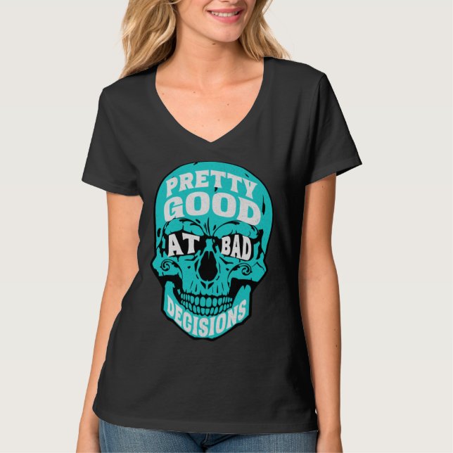 Camiseta Sarcastic Humor Pretty Good At Bad Decisions Skull (Frente)