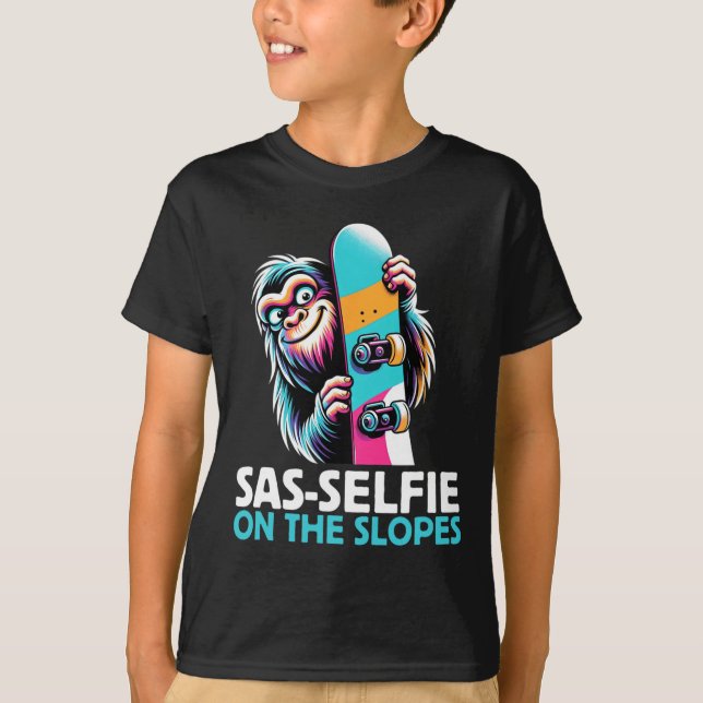 Camiseta Sas-Selfie Na Neve De Pé Grande Snowboard Dos Slop (Frente)