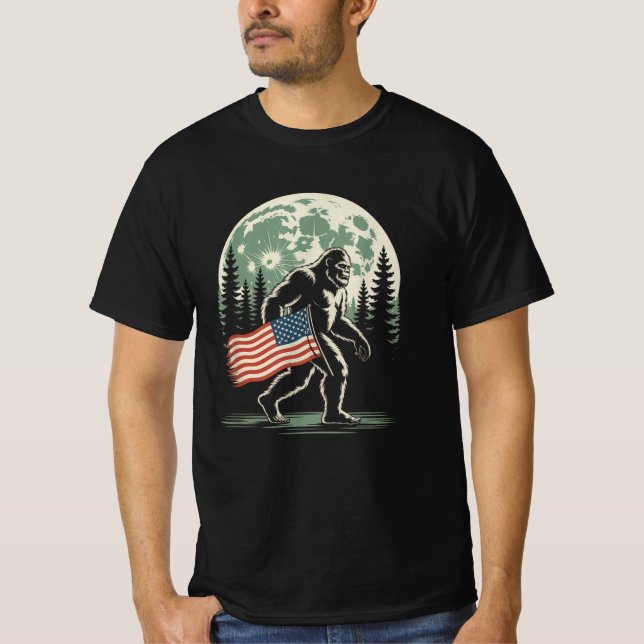 Camiseta Sasquatch American Flag para 4 de julho Bigfoot (Frente)