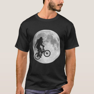 Camiseta Sasquatch Bigfoot na bicicleta no céu com t-shirt