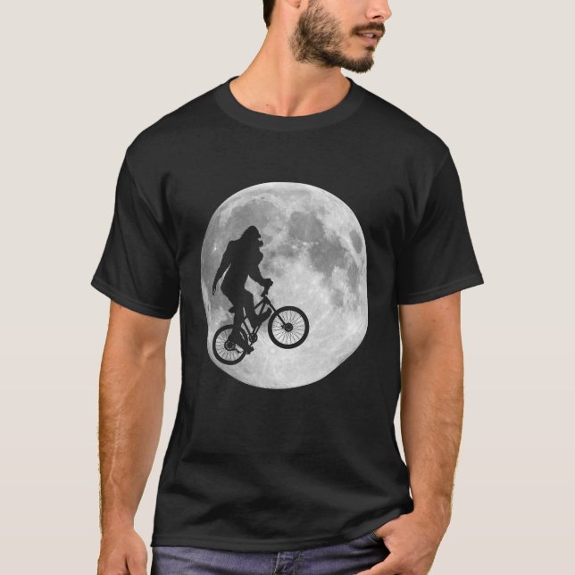 Camiseta Sasquatch Bigfoot na bicicleta no céu com t-shirt (Frente)