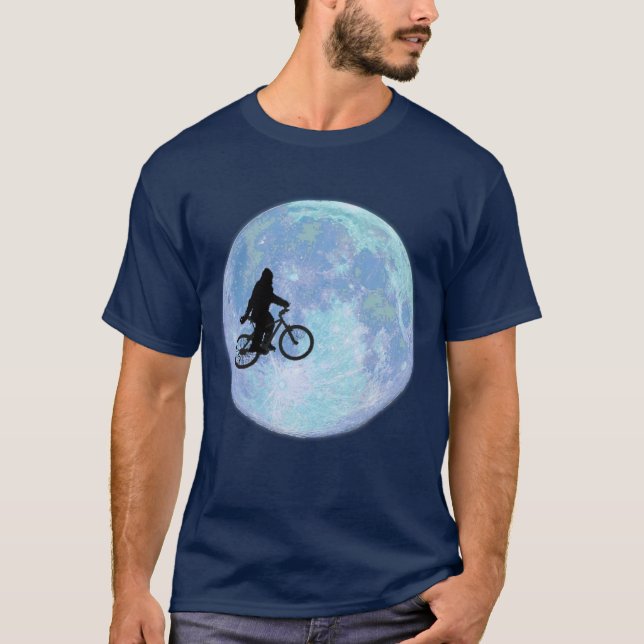 Camiseta Sasquatch/Bigfoot na bicicleta no céu com t-shirt (Frente)