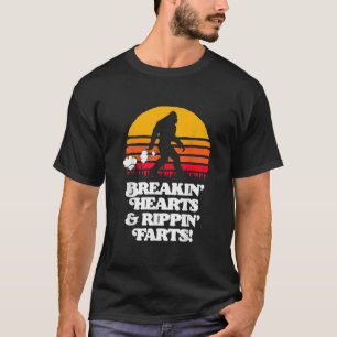Camiseta Sasquatch Breakin Hearts & Rippin Farts Bigfoot Su