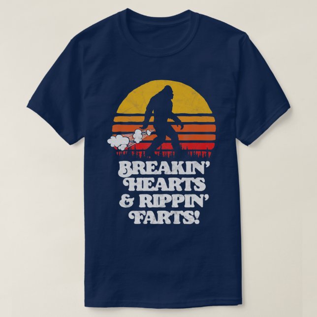 Camiseta Sasquatch Breakin Hearts Rippin Farts Funny Bigfo (Frente do Design)