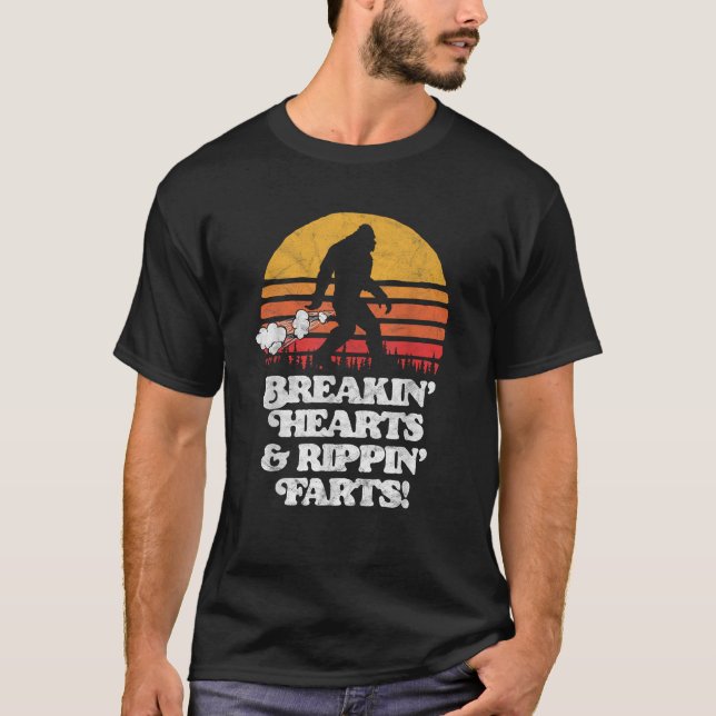 Camiseta Sasquatch Breakin Hearts Rippin Farts Funny Bigfoo (Frente)