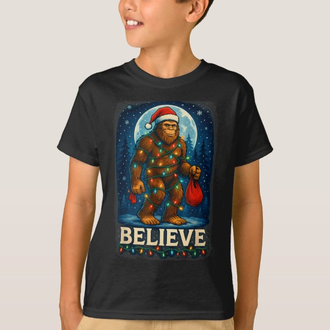 Camiseta Sasquatch Christmas Lights Holiday Believe  (Frente)