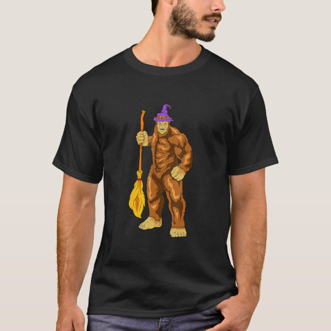 Camiseta Sasquatch da Bruxa Bigfoot com Broomstick Funny Ha (Frente)