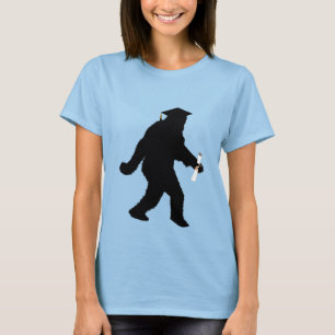 Camiseta Sasquatch de graduação com Boné de Formando