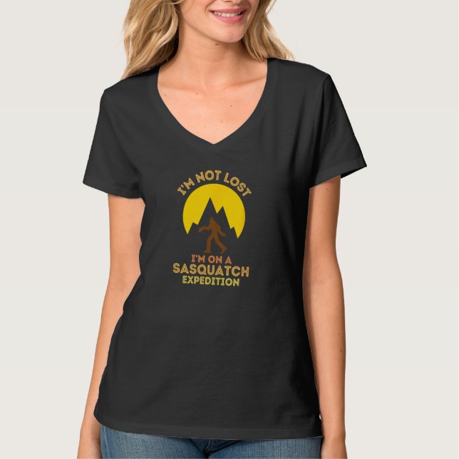 Camiseta Sasquatch Expedition Adventure Design I'm Not Lost (Frente)
