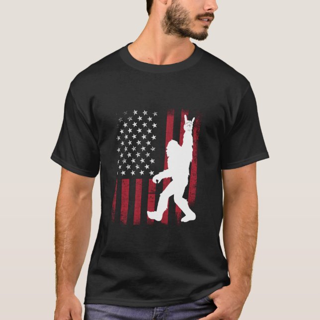 Camiseta Sasquatch Rock and Roll Bigfoot American Flag (Frente)