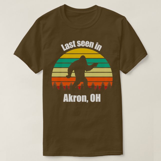 Camiseta Sasquatch Seti Última Vez Em Akron Ohio Sentado Em (Frente do Design)