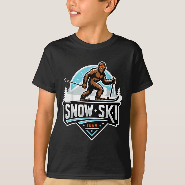 Camiseta Sasquatch Snow Ski Team Snow Skiing Bigfoot Cartoo (Frente)