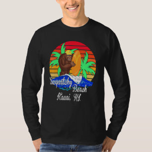 Camiseta Sasquatch Surfs Em Sasquatchy Beach, No Havaí