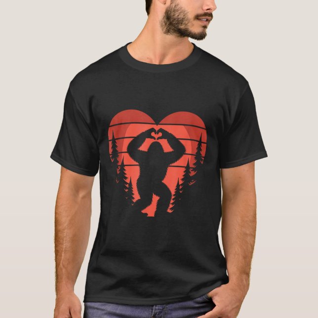 Camiseta Sasquatch Valentine's Day - Bigfoot Heart Sungles  (Frente)