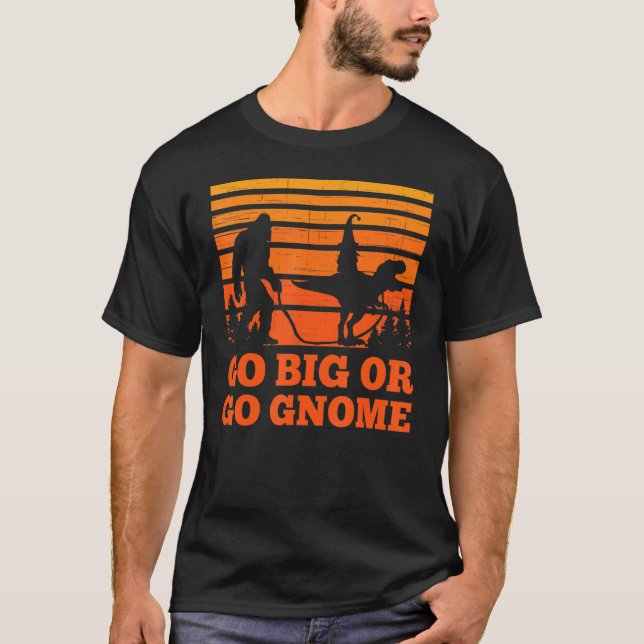Camiseta Sasquatch walking T-rex carrying a Gnome Go big Go (Frente)