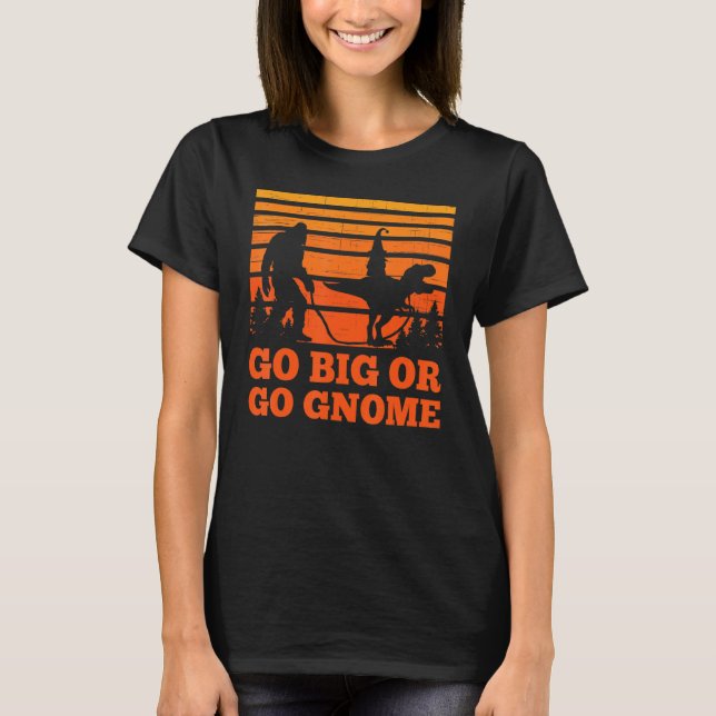 Camiseta Sasquatch walking T-rex carrying a Gnome Go big Go (Frente)