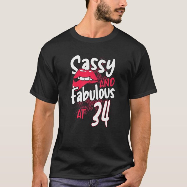 Camiseta Sassy E Fabuloso No 34... Mulher Feminista 34... (Frente)