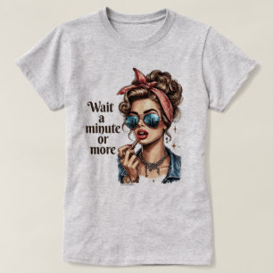 Camiseta Sassy Retro Girl – Espere um Minuto ou Ma