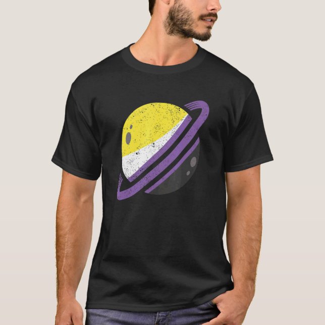 Camiseta Saturn Nonbinary Flag Lgbt Igualdade Agender Non B (Frente)