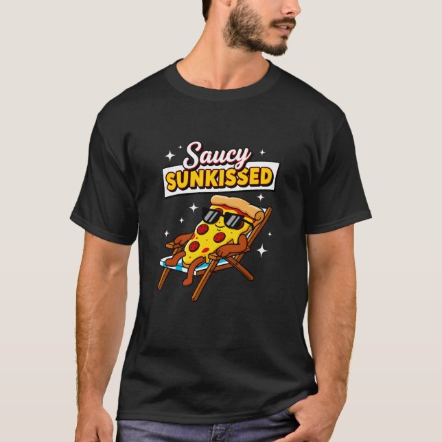 Camiseta Saucy Sunkissed Pizza Slice Summer Fun Cartoon (Frente)