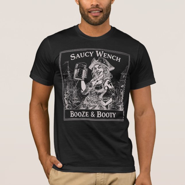 Camiseta Saucy Wench Booze e Booty T-Shirt (Frente)
