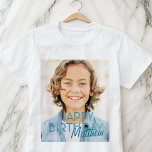 Camiseta Saudação de Aniversário de Foto Personalizada Simp<br><div class="desc">A design é moderna e simples. Adicione uma foto personalizada do celebrante de aniversário e adicione seu nome,  adicione uma mensagem personalizada</div>