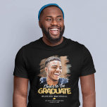 Camiseta Saúde ao Formando Foto T-Shirt<br><div class="desc">A graduação é um marco, celebrá-la com estilo e homenagem a sua jornada. As nossas t-shirts personalizadas "Cheers to the Formando" são perfeitas para a ocasião - com uma fotografia do formando, um boné simbólico de papelão, e detalhes do seu ano escolar e de aula. Pegue o seu e torne...</div>