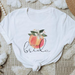 Camiseta SAVANNAH Peachy Bride Georgia Peaches Bachelorette<br><div class="desc">Esta camisa de solteira de pêssego apresenta um pêssego de cor d'água e uma fonte divertida manuscrita. Ordene a opção branca "noiva de pêssego" para a noiva-a-ser e as camisas de "noiva" coordenadoras para o seu grupo de solteiros.</div>