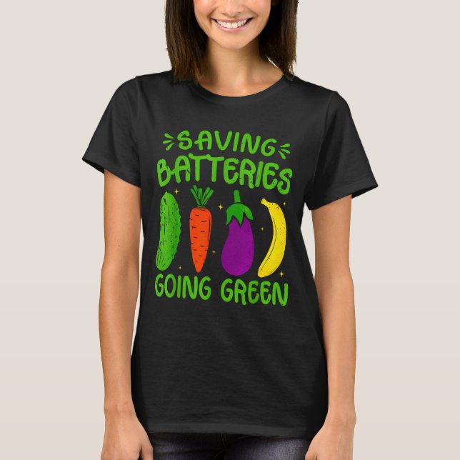 Camiseta Saving Batteries Going Green Funny Inappropriate H (Frente)