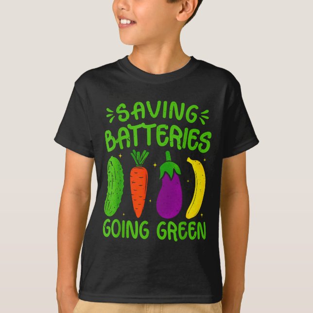Camiseta Saving Batteries Going Green Funny Inappropriate H (Frente)
