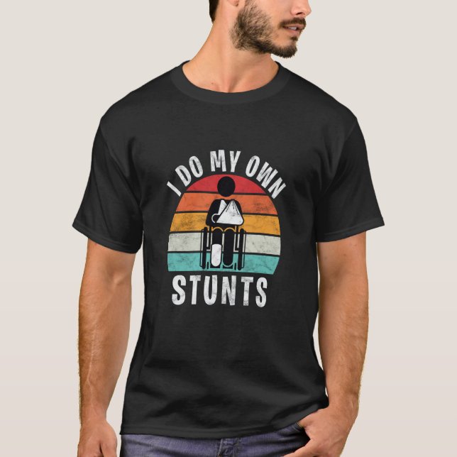 Camiseta Saying I Do All My Own Stunts Broken Leg (Frente)