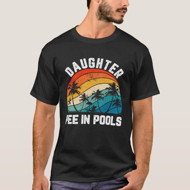Camiseta Sayings Jokes Sarcastic Retro Daughter Pee In Pool (Frente)