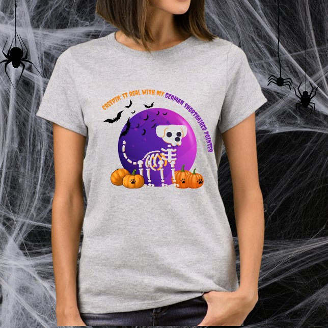 Camiseta Scary German Shorthired Pointer Halloween (Spooky Halloween t-shirt with a dog skeleton, full moon, pumpkins, bats, and your favorite dog breed)