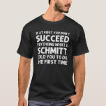 Camiseta SCHMITT Funny Surname Family Tree Birthday<br><div class="desc">O trabalho de arte legal para a família "Se no início você não consegue fazer o que um Schmitt lhe disse para fazer a primeira vez" é um presente perfeito para qualquer homem ou mulher que você queira surpreender. Comprar o design agora!</div>