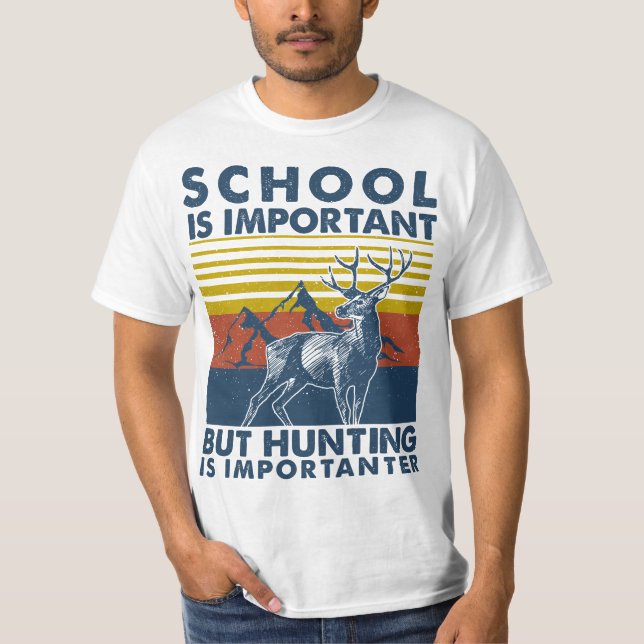 Camiseta School Is Important But Hunting Is Importanter Dee (Frente)