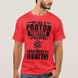 Camiseta Science Lab Seja como um próton positivo mesmo qua<br><div class="desc">Laboratório de Ciências Seja como um próton positivo mesmo quando rodeado por um Excelente negativo. Incrível,  Funny Souvenir Present Matching Family Clothing Outfit Roupa para mãe,  pai,  irmão,  irmã,  esposa,  marido,  filho,  filha,  pop,  mãe,  pai,  avô,  avó tia tio dela,  senhoras.</div>