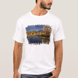 Camiseta Science World e CBD refletidos em False Creek,<br><div class="desc">COPYRIGHT David Wall / DanitaDelimont.com| CN02 DWA0002.jpg| Science World e CBD refletidos em False Creek,  Vancouver,  British Columbia,  Canadá</div>