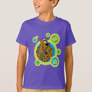 Camiseta Scooby-Doo circunda o crachá do SD
