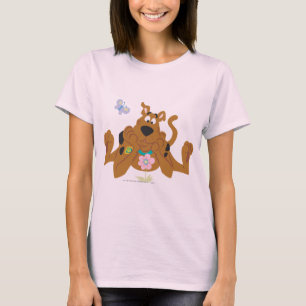 Camiseta Scooby-Doo que admira a flor