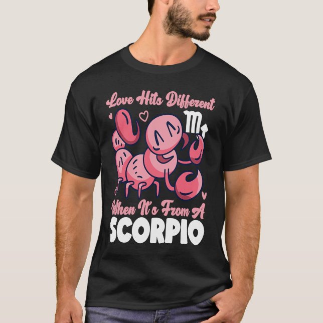 Camiseta Scorpio Zodiac Love Hits Different When It's From  (Frente)