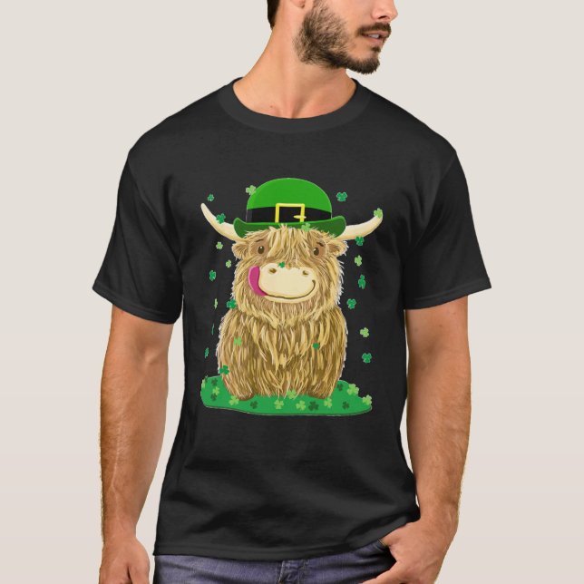 Camiseta Scottish Highland Cow With Shamrocks St Patrick's  (Frente)