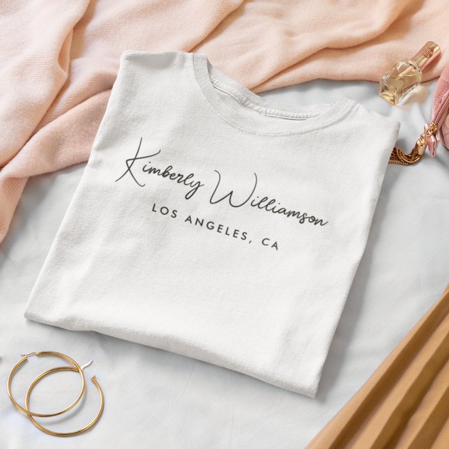 Camiseta Script de Assinatura de Negócio Chic Branco (Empower your name in our signature script as your logo and brand identity)
