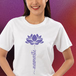 Camiseta Script Moderno do Flor de Lotus Preto do Namaste<br><div class="desc">Namaste Lotus Flower Modern Script Sports Malhação Yoga Women's T-Shirts apresenta uma flor de lótus com o texto "namaste" no moderno roteiro de caligrafia com a mão. Presente perfeito para amigos e família de aniversário, Natal, Dia de as mães, melhores amigos, amantes de ioga, malhações e esportes. Concebido por ©...</div>
