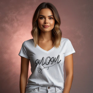 Camiseta Script "MOM" elegante com Design de Flor