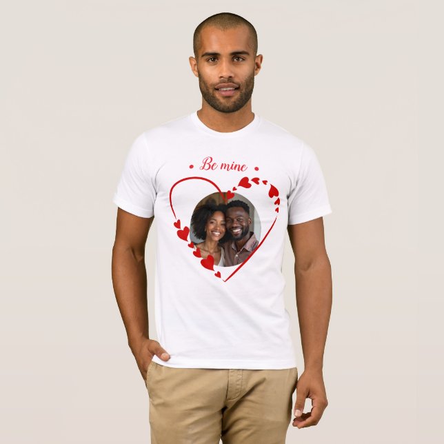 Camiseta Script Retro 'Be Mine' e Foto de Coração Esboçado  (Frente Completa)