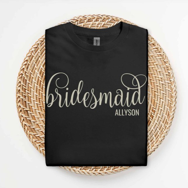 Camiseta Script Retroativo Natural em Black Bridesmaid (Criador carregado)