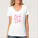 Camiseta Script Rosa de Tribo Brilhante<br><div class="desc">Diz "tribo de noiva" com um script de pincel em rosa quente</div>